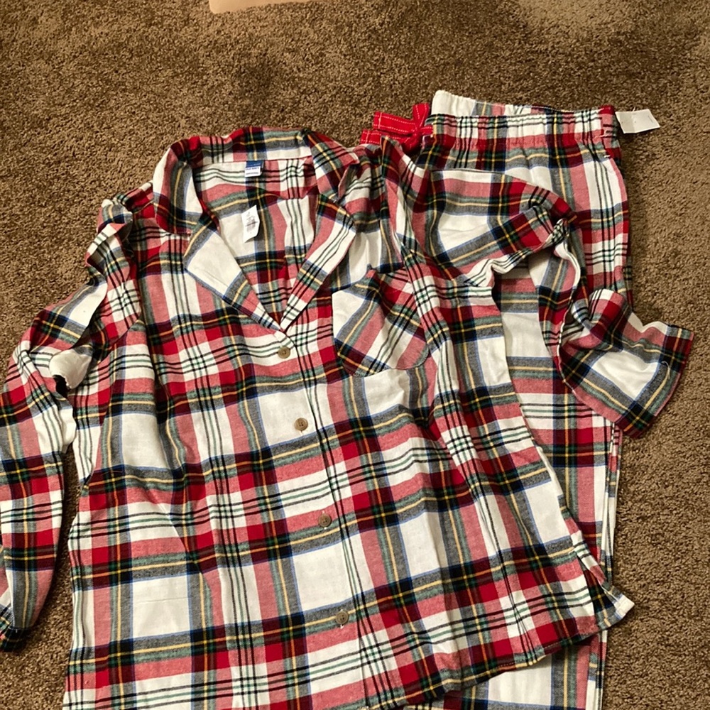 OLD NAVY. New 2 PIECE FLANNEL PAJAMA SET. SIZE LARGE. WOMEN’s. NWT